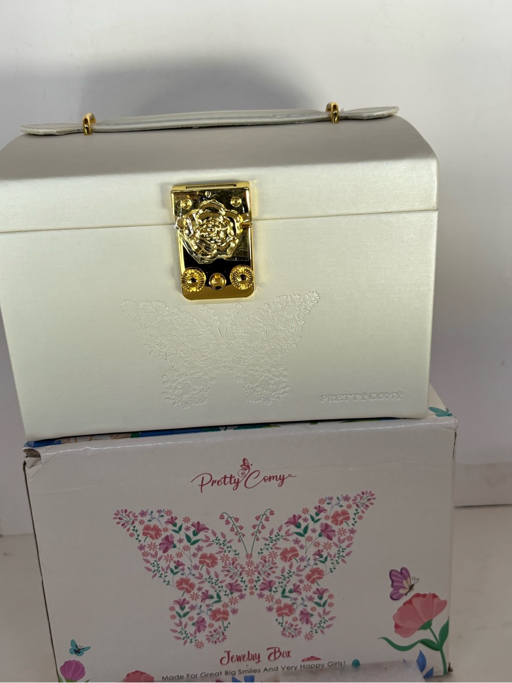 Pretty Comy brand 3-layer leather jewelry organizer box in white